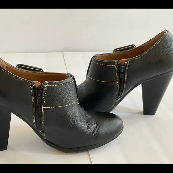 Softshoe black ankle leather boots. Size 8.5. In excellent condition. - Picture 3 of 10